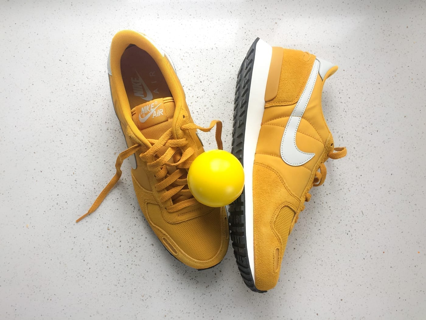 Featured image for “Gele schoenen”